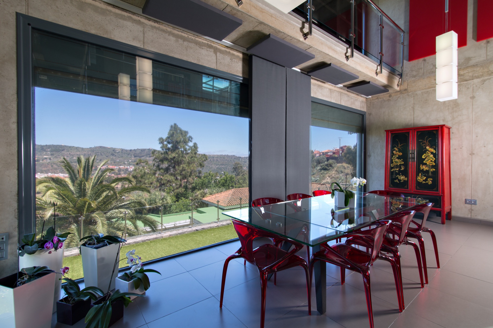 Comedor luminoso con vista a zona residencial
