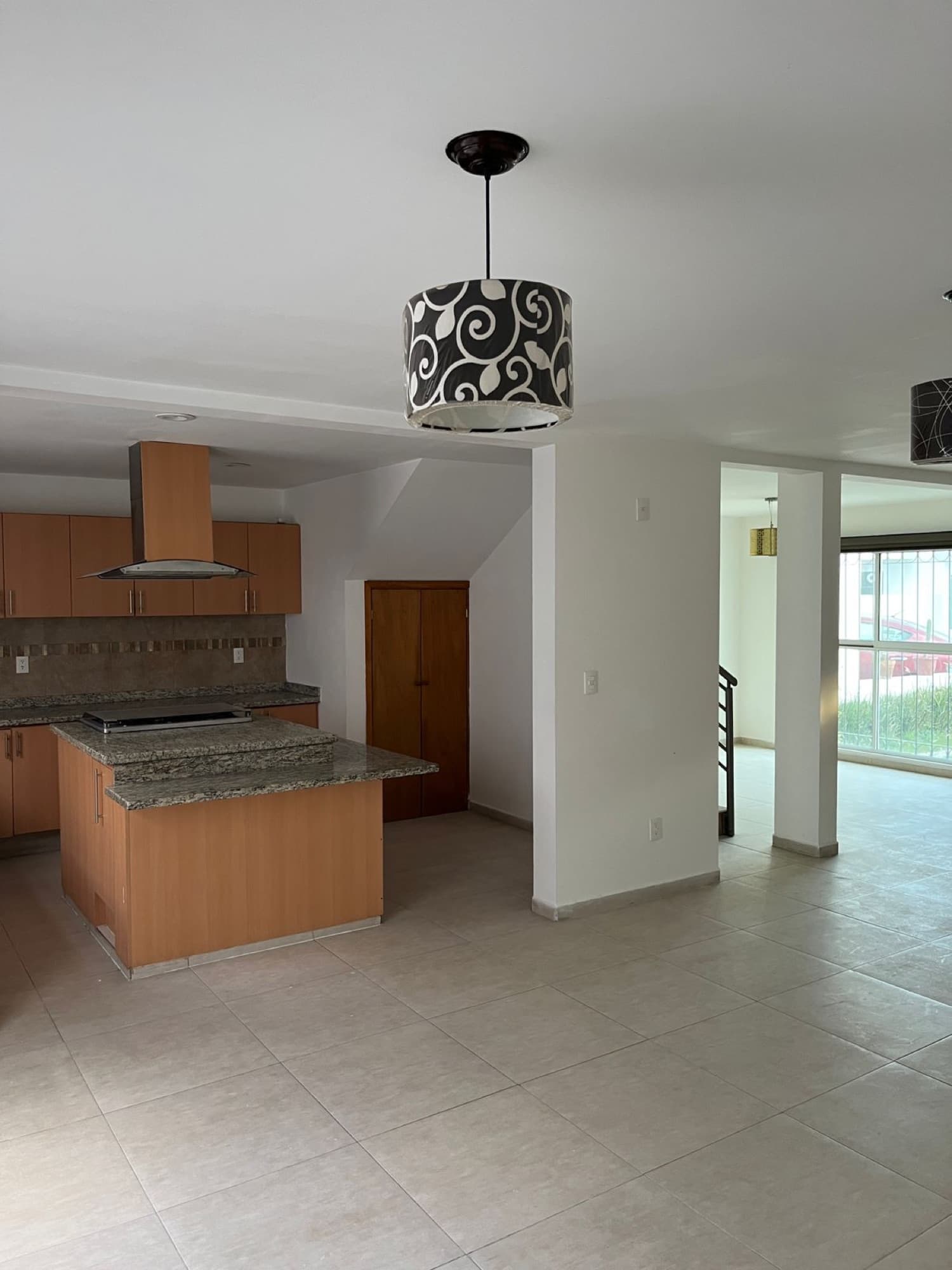 Cocina integral abierta hacia la sala-comedor